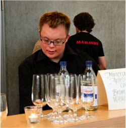 Dominic an seiner Arbeitstelle im Restaurant Dominic an seiner Arbeitstelle im Restaurant