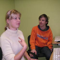 Mentor zeigt einer Person die Arbeit mit dem Computer